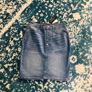 NWT Banana Republic size 4 women’s denim skirt